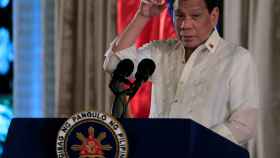 Duterte durante el juramento de los oficiales de la estrella PNP en Manila.