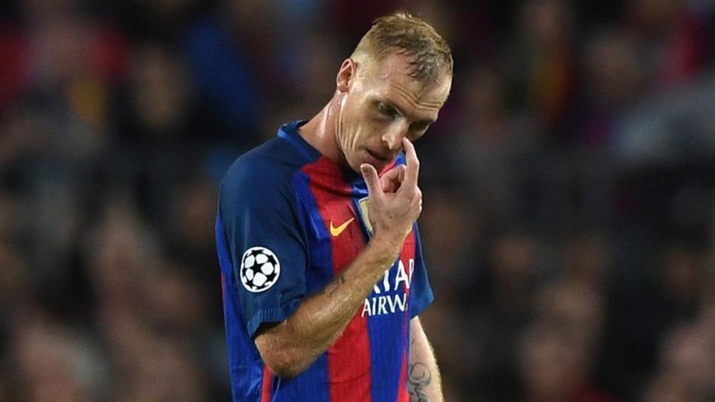 Jeremy Mathieu, en una de sus últimas apariciones en el Camp Nou