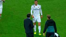 Gareth Bale abandonó el campo antes de tiempo y con molestias