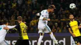 Ramos tira de cabeza a la portería del Dortmund.