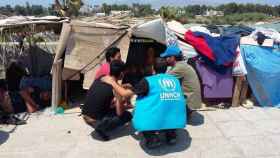 Voluntarios de ACNUR en un campamento de refugiados.
