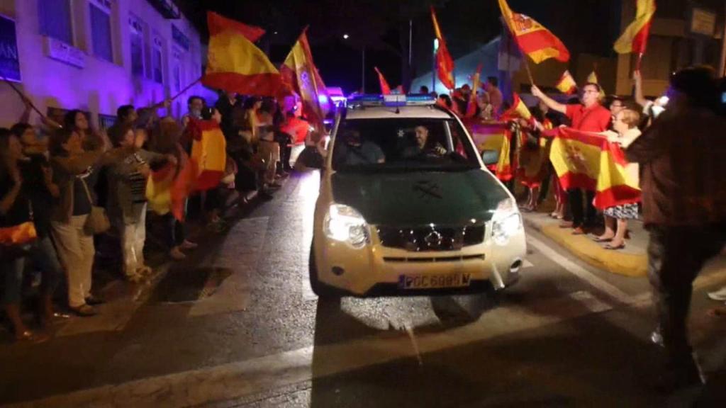 Despedida entre banderas a la Guardia Civil en Algeciras.