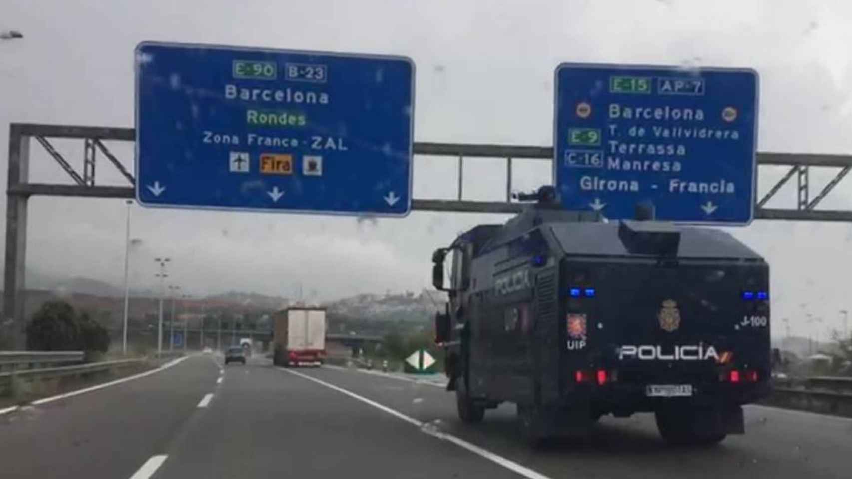 El camión antidisturbios, de camino a Barcelona.