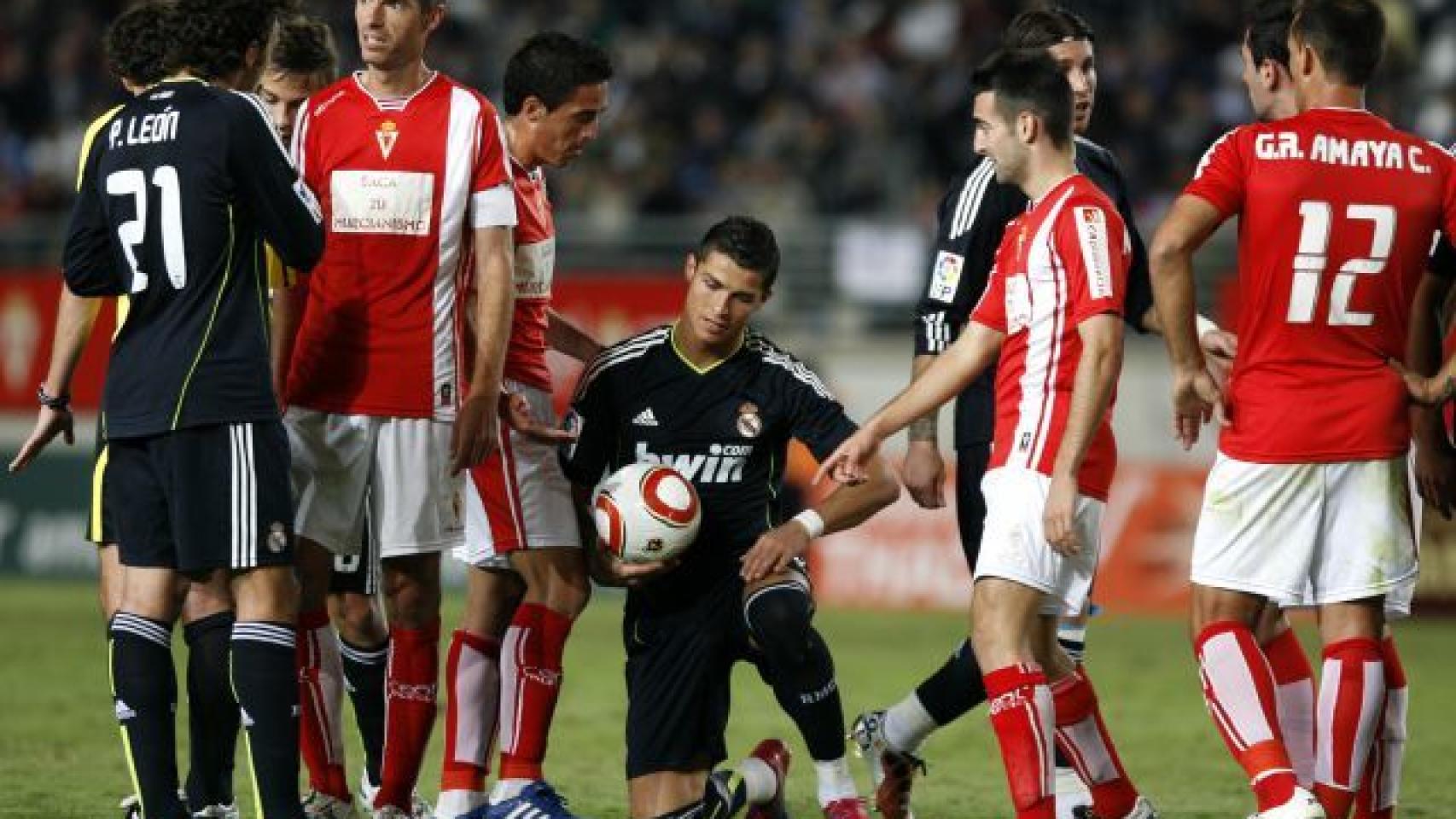 Cristiano Ronaldo, con el balón, en la visita del Madrid a Murcia en 2010.
