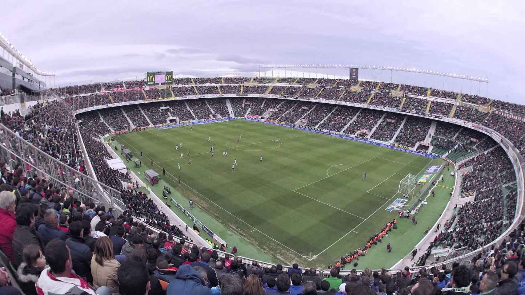 El Estadio Martínez Valero de Elche lleno en un partido de Liga ante el Atlético.
