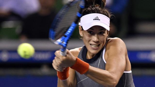 Muguruza, golpeando un revés en Wuhan.