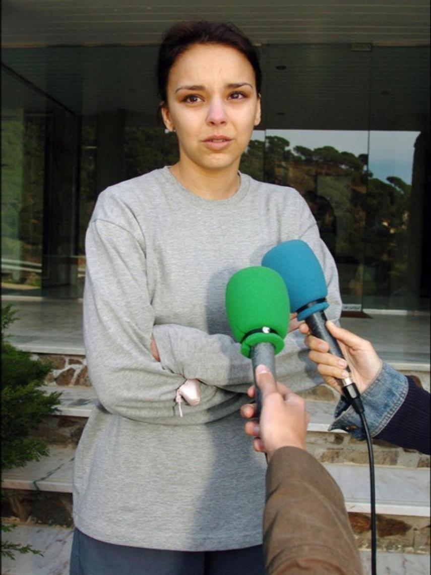 Chenoa en la puerta de su casa entre lágrimas.