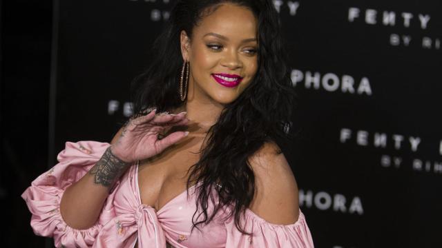 Rihanna posando en el evento de Madrid.