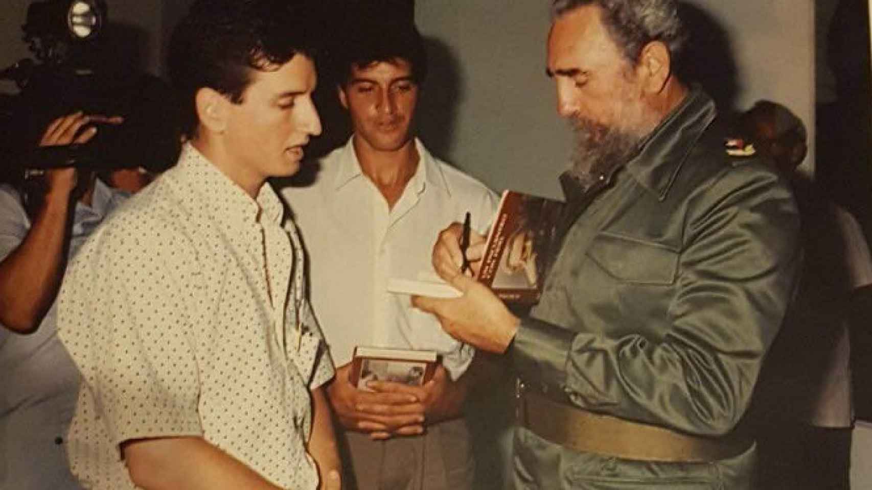 Uno de los vecinos que viajó a La Habana recibe regalos de Fidel Castro