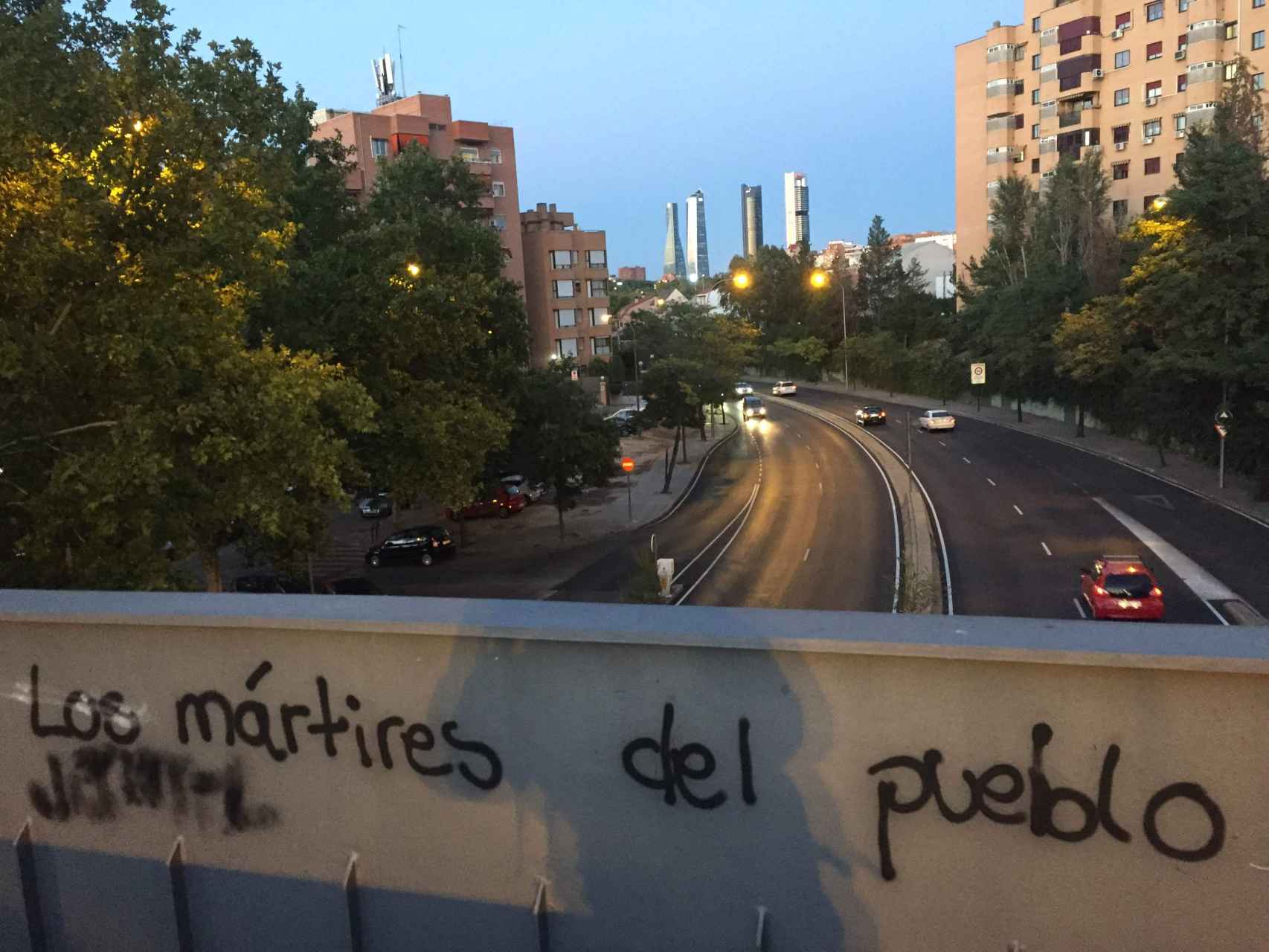 Una pintada en el puente que cruza la autopista de la calle Sinesio Delgado, donde los cerrobelmonteños querían poner peaje
