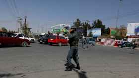 Un policía afgano hace guardia fuera del lugar del atentado.