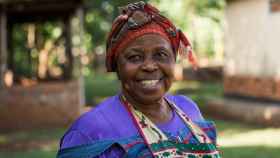 Una mujer en Uganda lucha contra el cambio climático.