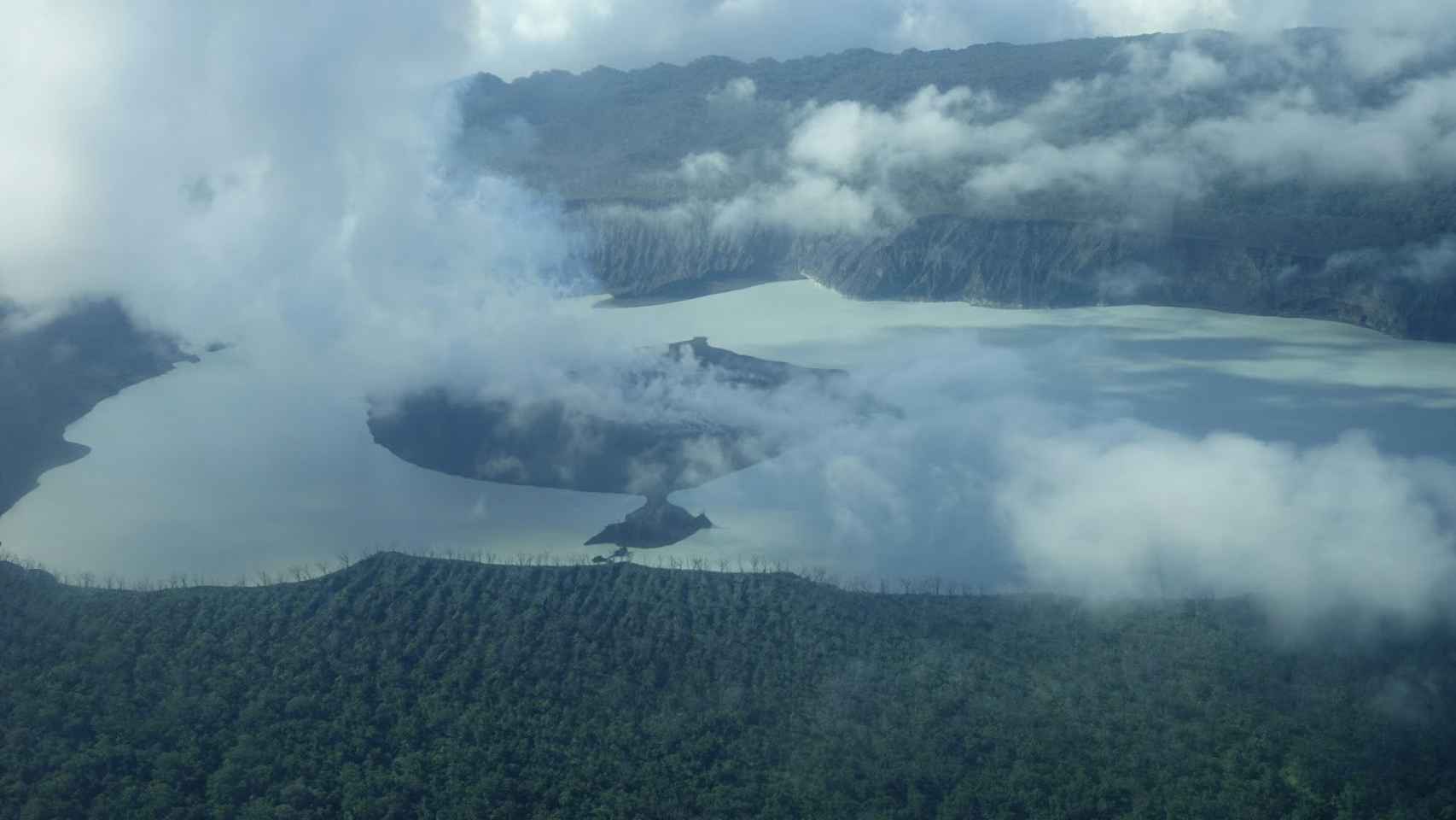 Una nube de humo se alza sobre la isla Vanuatu Ambae en el Pacífico Sur.