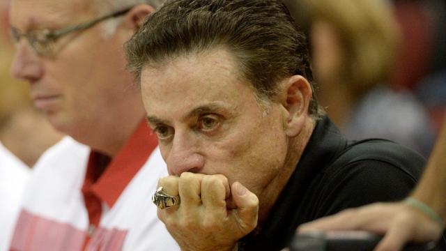 Rick Pitino, durante un encuentro de los Louisville Cardinals en 2015.