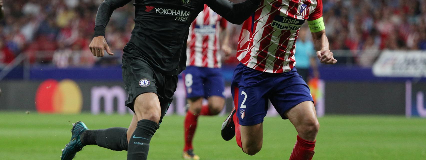 Morata pelea un balón con Godín.