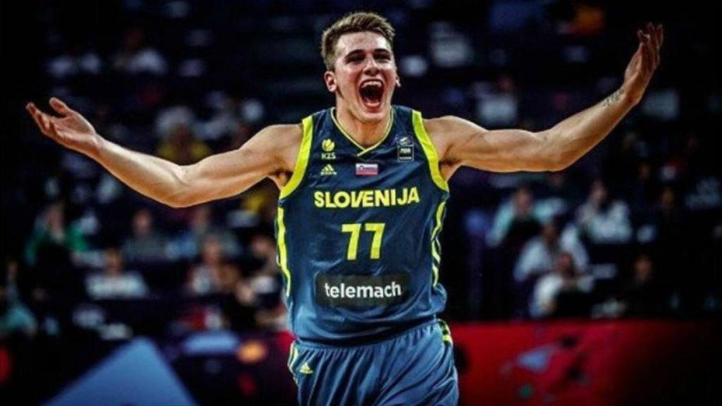 Luka Doncic celebra una canasta durante el partido ante España. Foto Twitter (@luka7doncic)