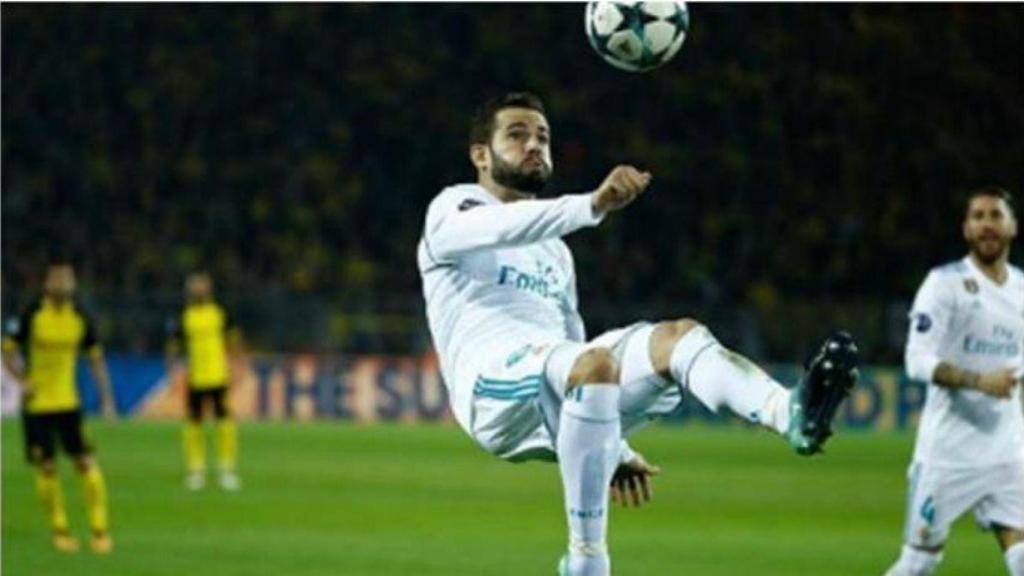 Nacho despeja el balón de chilena. Foto: Twitter (@nachofi1990)