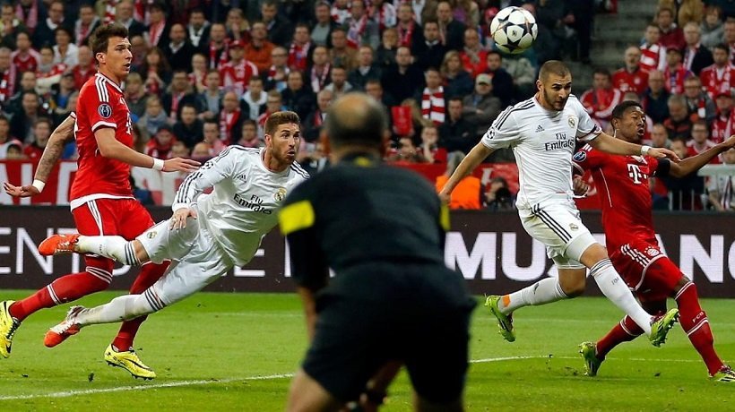 Ramos cabeceando en las semifinales de Champions ante el Bayern