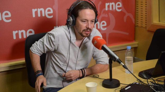 Pablo Iglesias durante la entrevista en los estudios de RNE