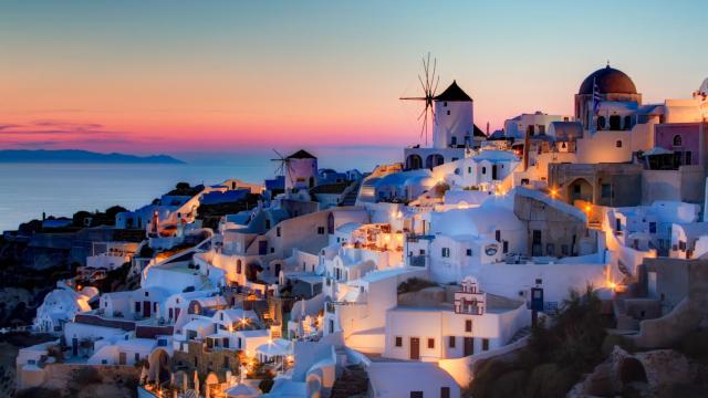 Santorini es uno de los principales destinos turísticos de Europa.