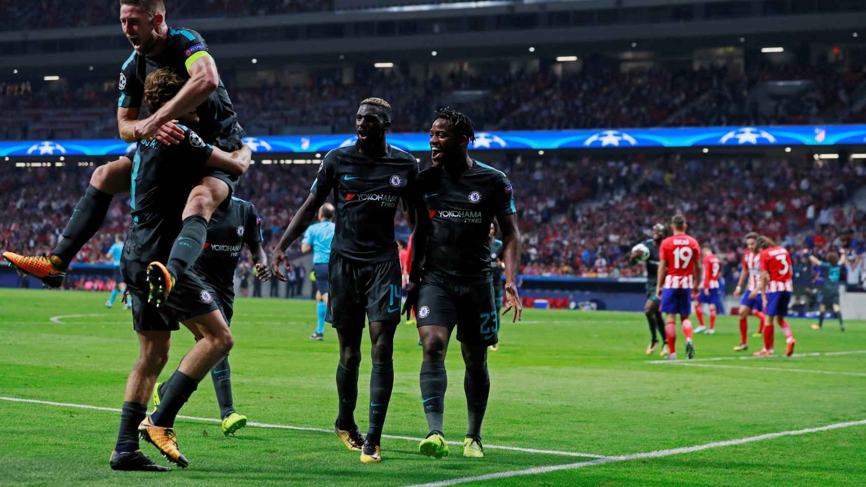 Batshuayi celebra su gol en el minuto 93 en la Champions League.