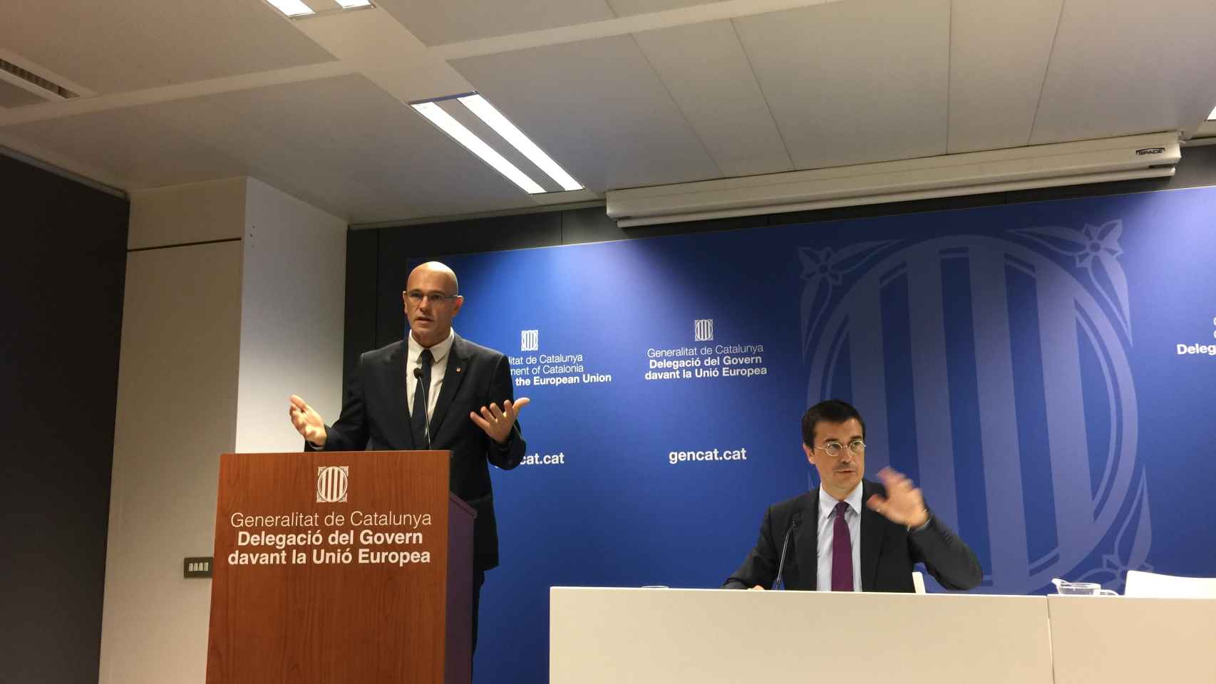 Romeva y el delegado de la Generalitat, Amadeu Altafaj, durante la rueda de prensa en Bruselas