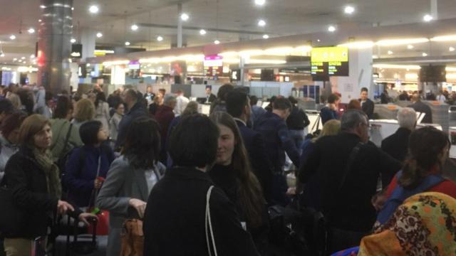 Colas en varios aeropuertos