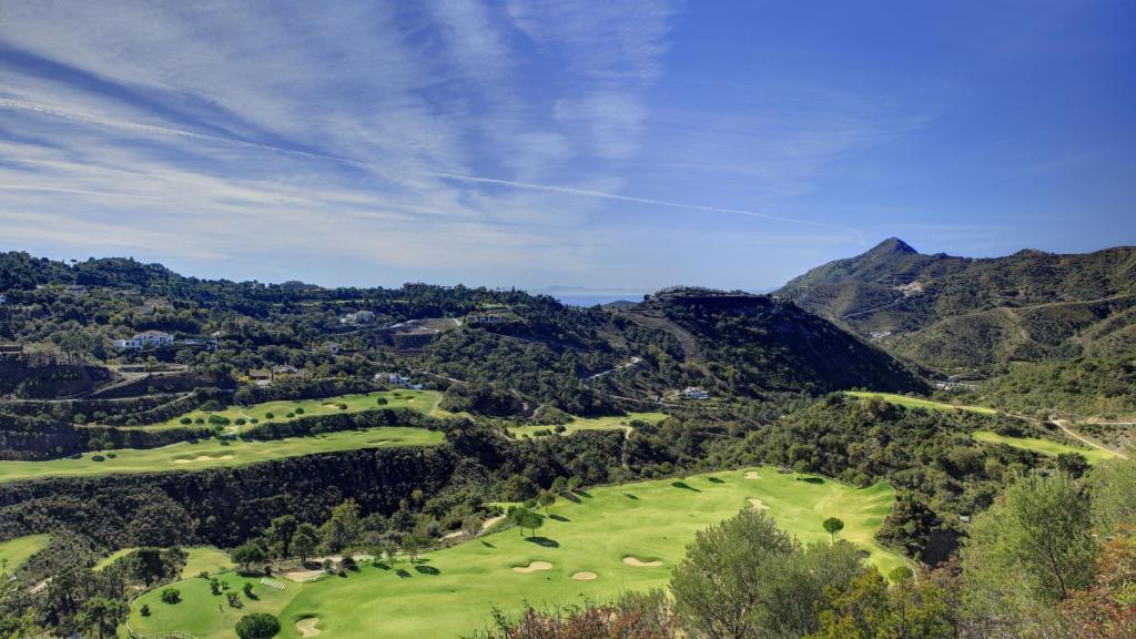 La urbanización cuenta con dos campos de golf.