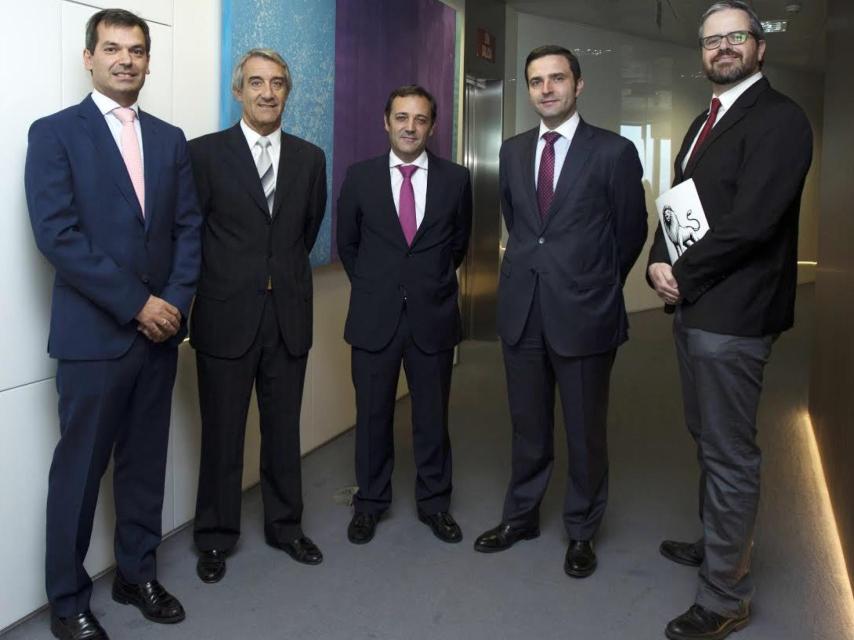 Foto de familia: de izquierda a derecha. Ovidio Turrado, socio Responsable de Infraestucturas de KPMG España; Miguel Ángel Heras, director de Transformación Digital de Acciona Infraestructuras; Francisco Gonzalo, CIO de Sacyr; César Quintana, CIO de OHL y Miguel Ángel Uriondo, jefe de Economía y Empresas de EL ESPAÑOL.