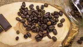Un montón de semillas de café sobre una mesa.