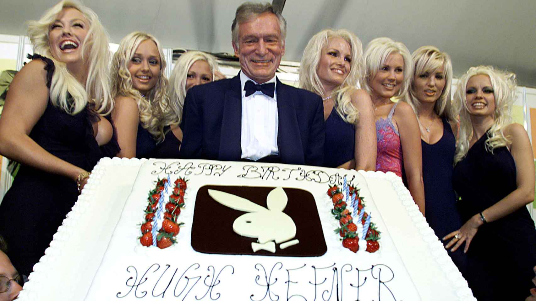Hugh Hefner,  el empresario fundador de Playboy,  rodeado de sus emblemáticas 'conejitas'.