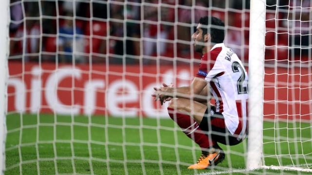 Raúl García se lamenta en el Athletic - Zorya de Europa League.