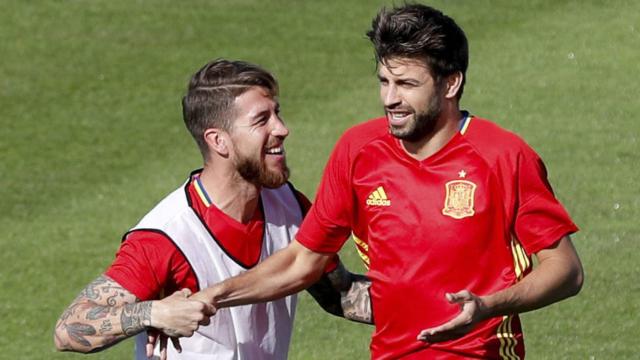 Sergio Ramos y Piqué durante un entrenamiento con España.