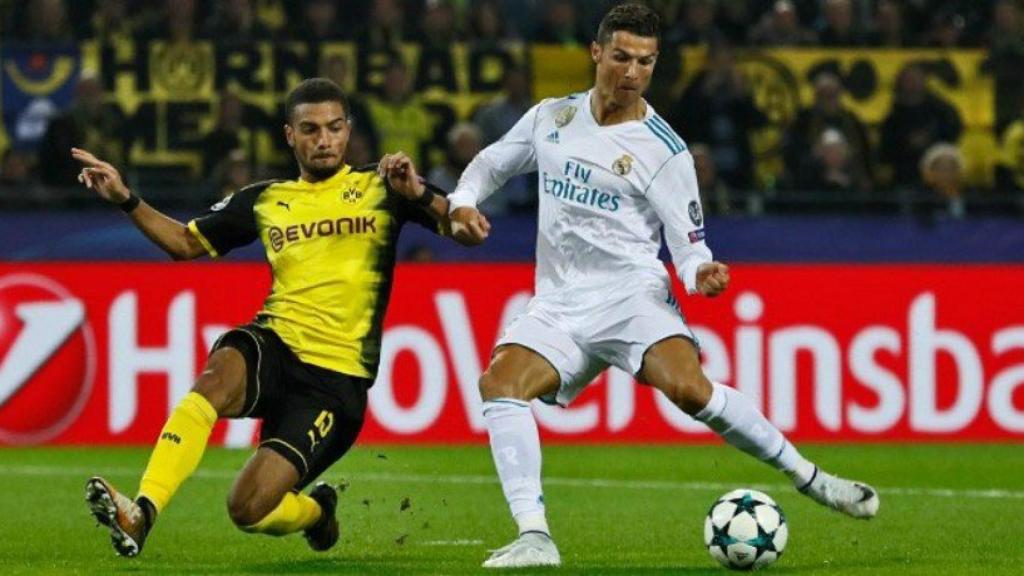 Cristiano Ronaldo conduce el balón ante el Dortmund