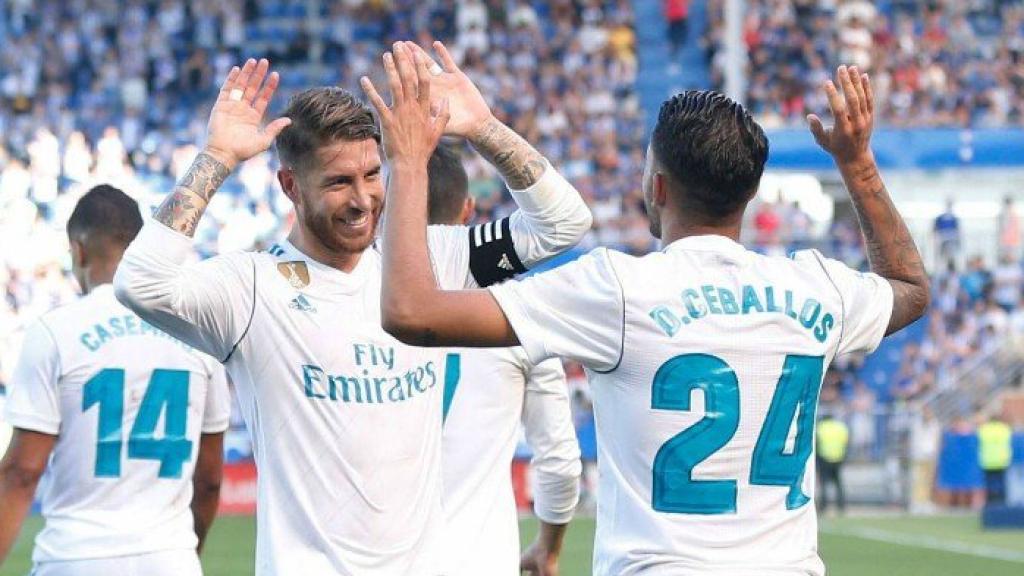 Ramos felicita a Ceballos por su gol ante el Alavés