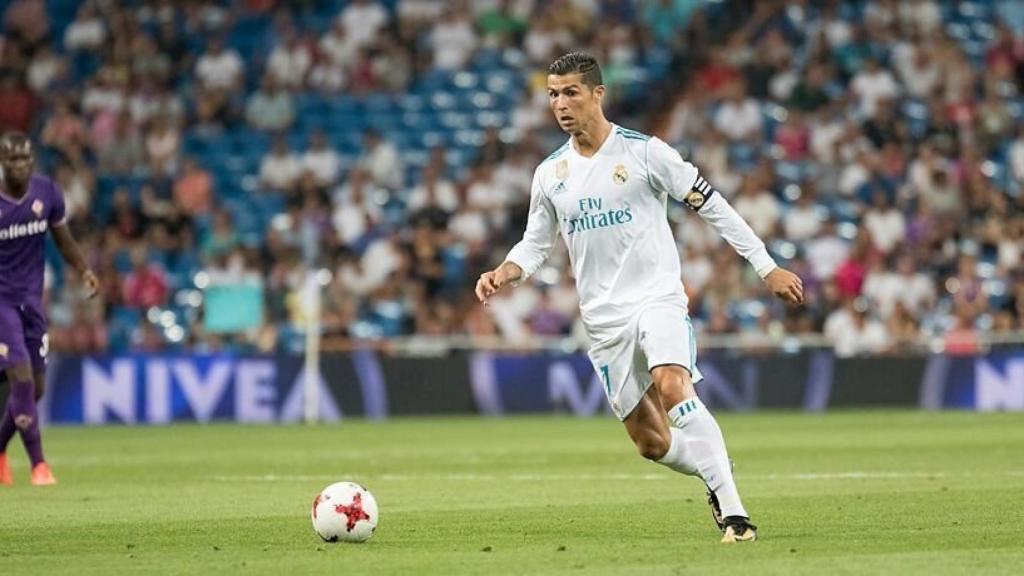 Cristiano Ronaldo jugando el balón. Foto: Pedro Rodríguez / El Bernabéu