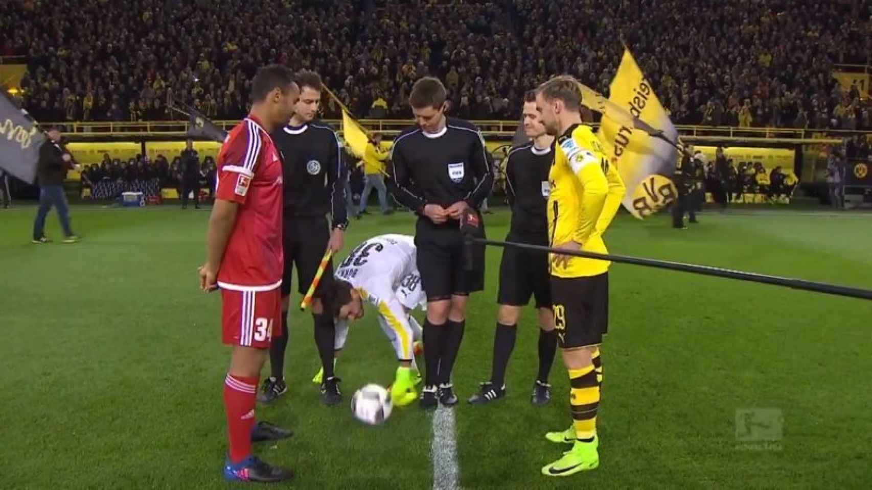 El curioso ritual del portero del Dortmund