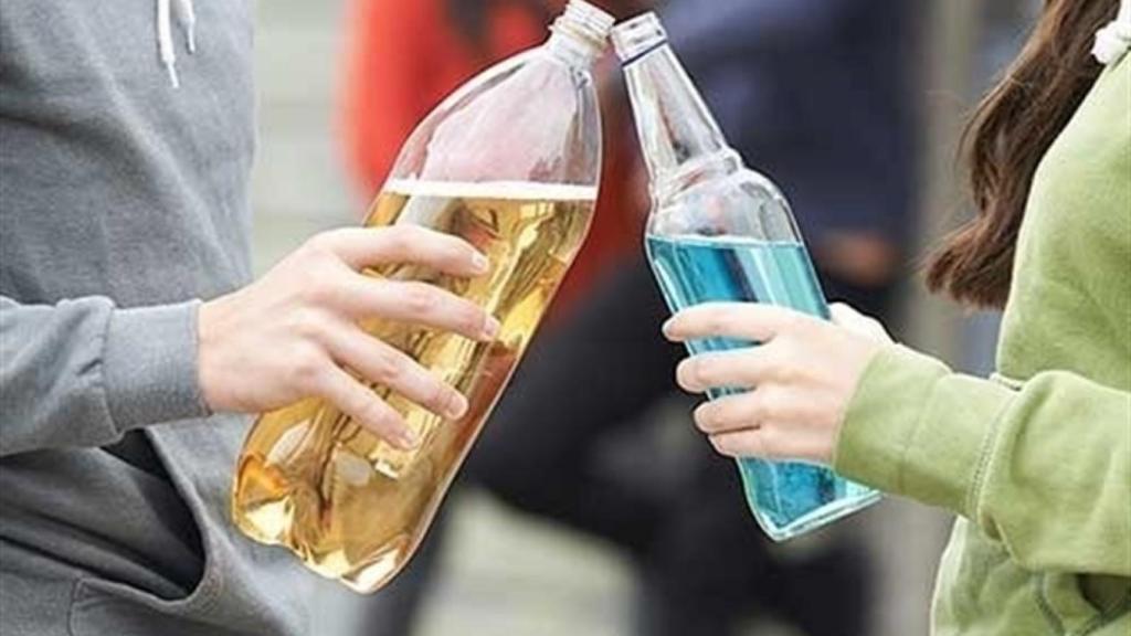 Los menores de edad que intentan comprar alcohol en España lo consiguen el 57% de las veces, según estudio de OCU