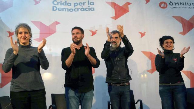 El presidente de Òmnium, Jordi Cuixart (2d); el secretario general de Podem, Albano Dante Fachín (2i), la diputada de la CUP Anna Gabriel (d) y la promotora de Procés Constiuent Teresa Forcades (i