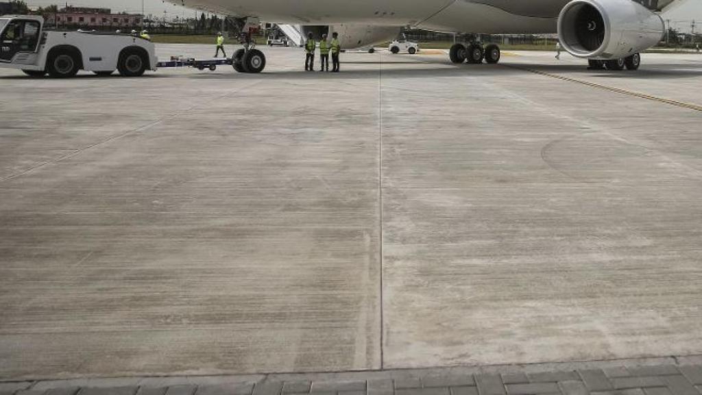 Un avión en la pista preparado para volar.