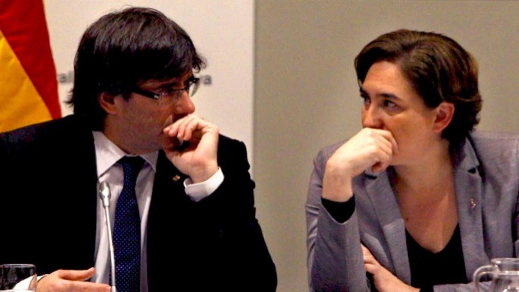 La alcaldesa de Barcelona, Ada Colau, y el presidente de la Generalitat, Carles Puigdemont.