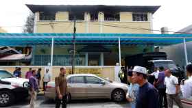 Las autoridades trabajan en la escuela religiosa Darul Quran Ittifaqiyah después del incendio.