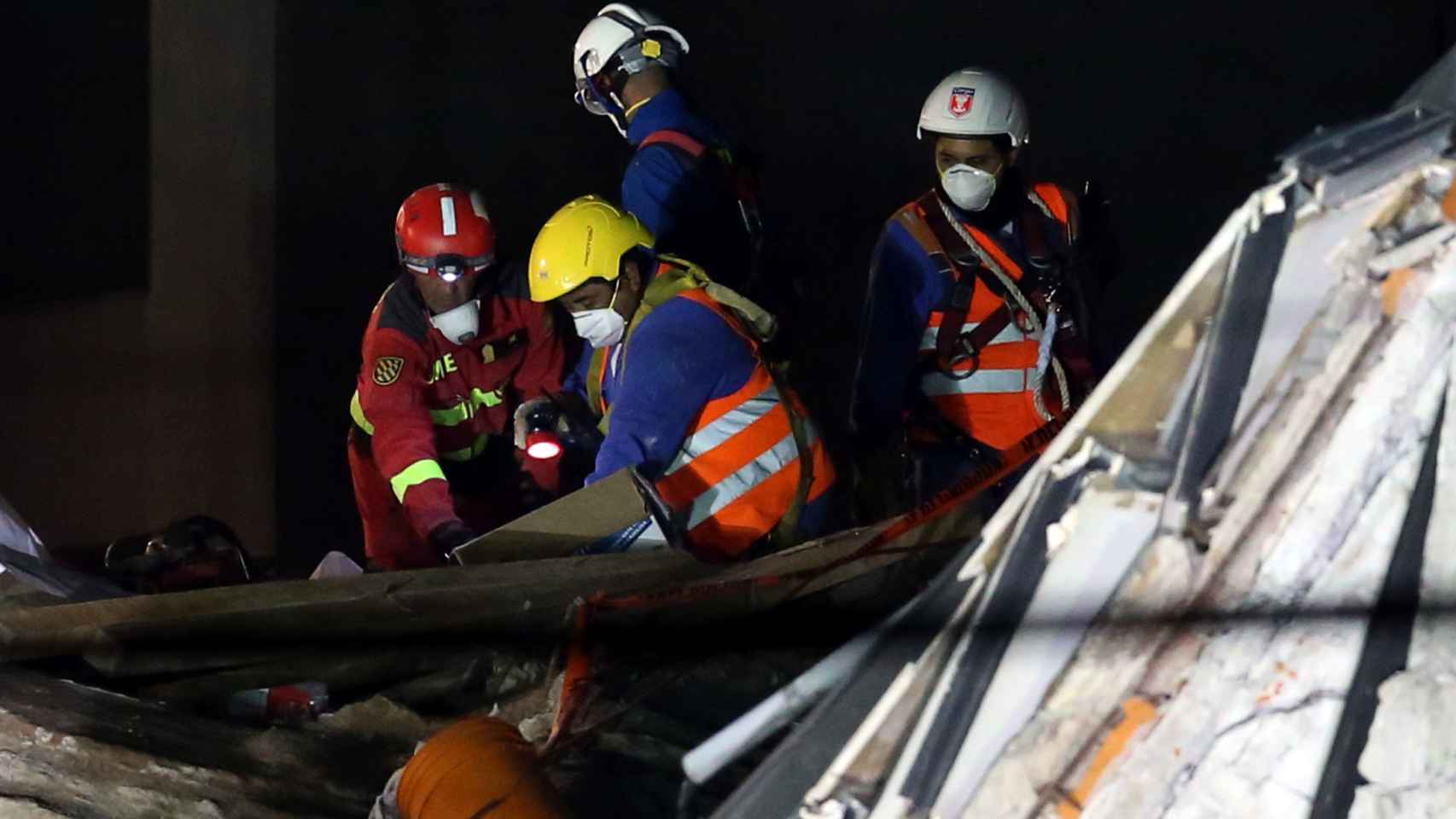 Miembros de equipo de rescate en un edificio derrumbado en Ciudad de México