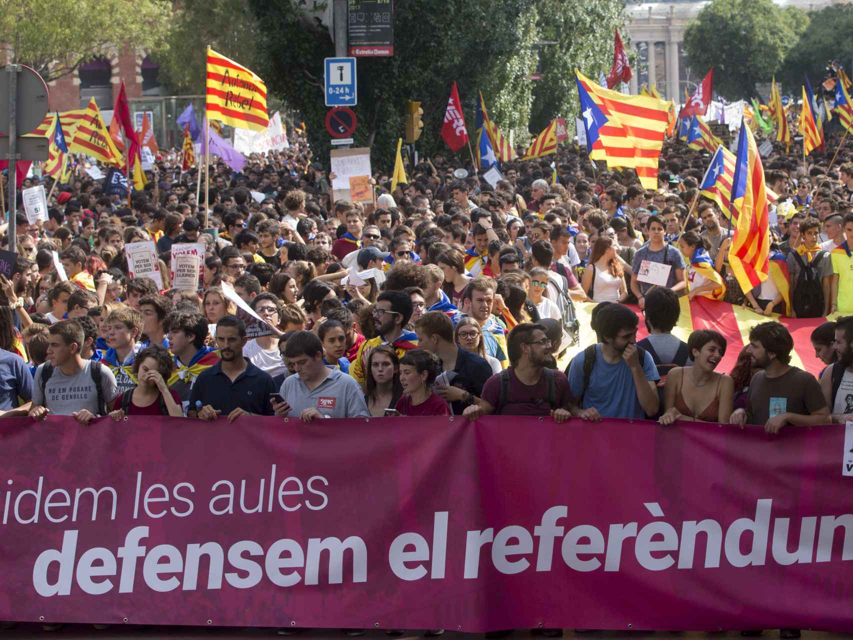 Miles de estudiantes, durante la manifestación de este jueves en Barcelona.