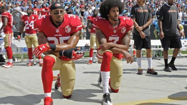 El #takeaknee va más allá de Twitter y arrodillarse