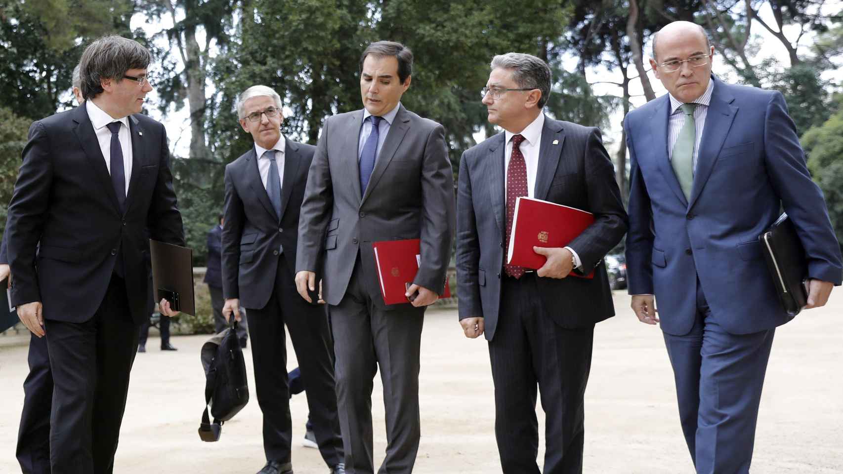 Carles Puigdemont (i), junto a Diego Pérez de los Cobos (d), Enric Millo (2d), y José Antonio Nieto