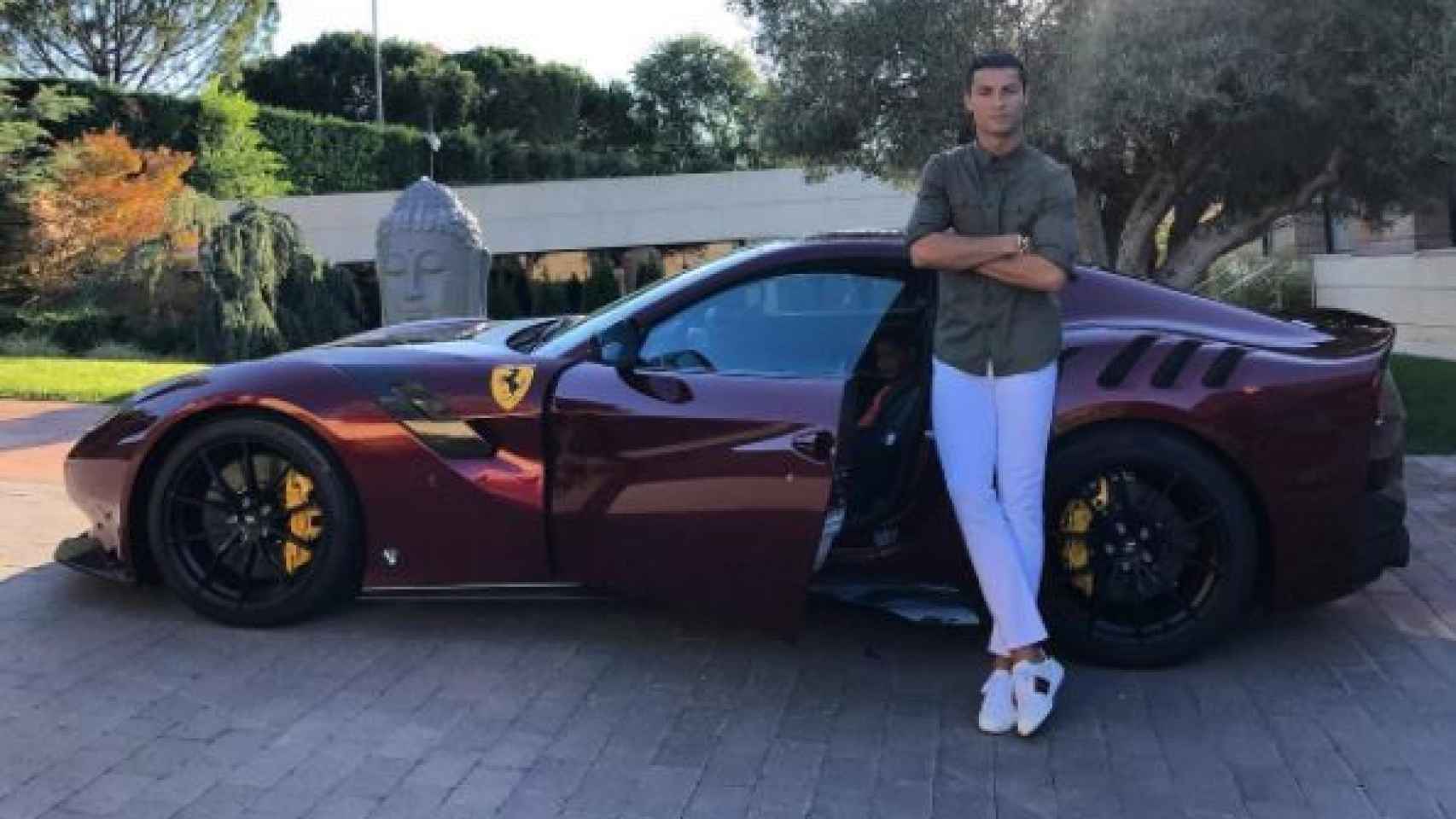 Ronaldo posa con su nuevo Ferrari.