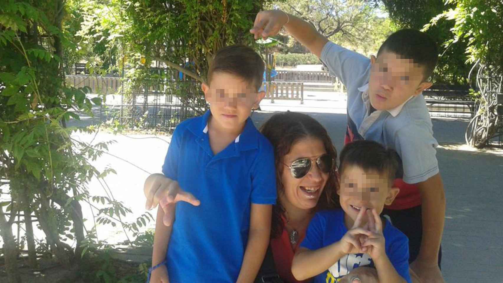 María del Rocío con tres de sus hijos en una de las muchas fotografías que subía a redes sociales