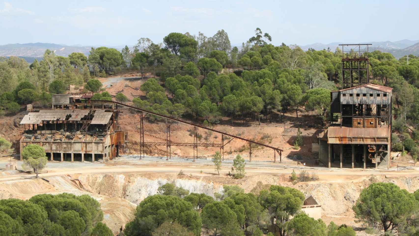 Antiguas instalaciones mineras abandonadas