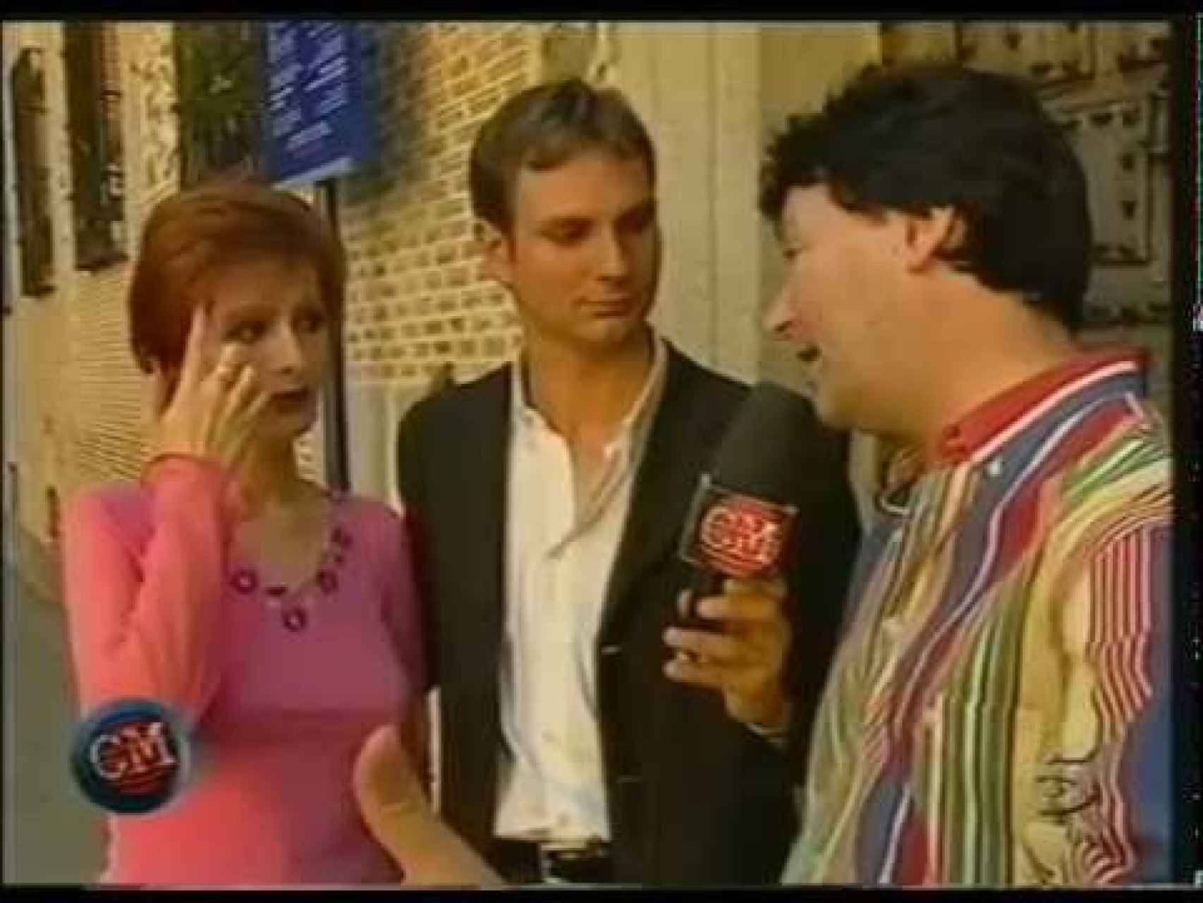 Cárdenas entrevistando a Tamara y a Leonardo Dantés para Crónicas Marcianas.